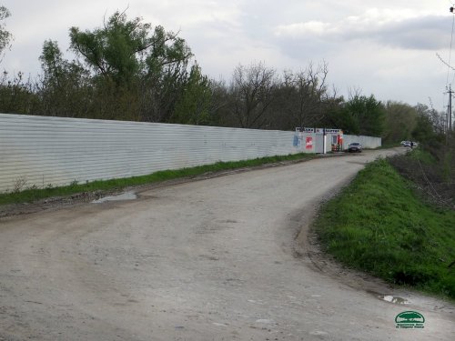 Забор со стороны главного въезда на строительную площадку